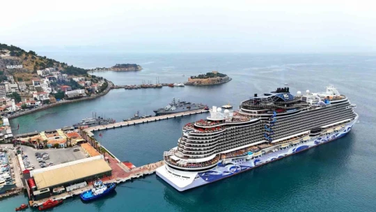 Kuşadası'na ilk seferini düzenledi, 3 bin 257 turist getirdi