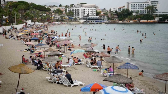 Kuşadası'na tatilci akını başladı