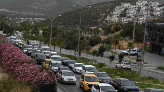 Kuşadası'na tatilci akını başladı