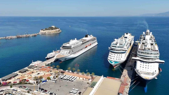 Kuşadası'na üç gemiyle toplam 6 bin 590 turist geldi