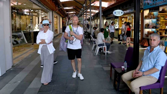 Kuşadası'na üç gemiyle toplam 9 bin 600 turist geldi