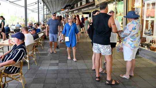 Kuşadası'na üç gemiyle toplam 9 bin 600 turist geldi