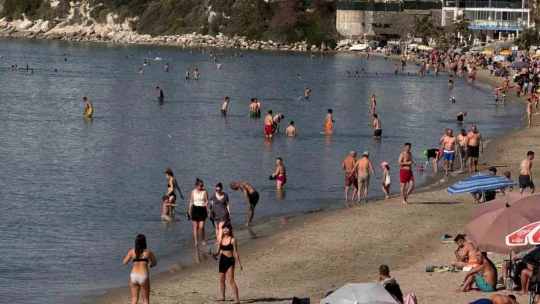 Kuşadası'na yaz geldi, plajlar doldu