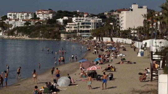Kuşadası'na yaz geldi, plajlar doldu