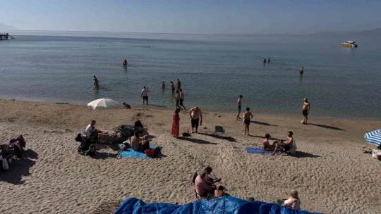 Kuşadası'na yaz geldi, plajlar doldu