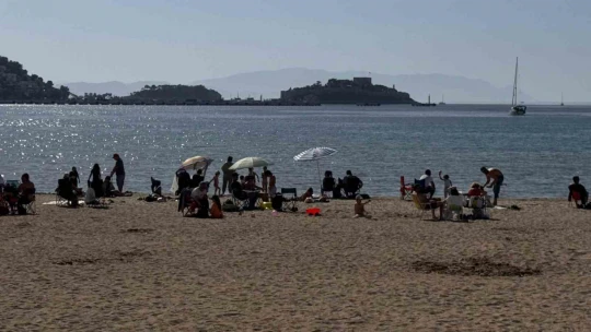Kuşadası'na yaz geldi, plajlar doldu