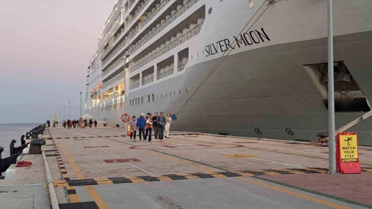 Kuşadası'na yılın son gemisi geldi