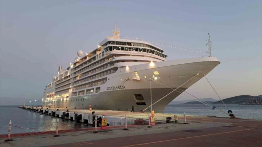 Kuşadası'na yılın son gemisi geldi
