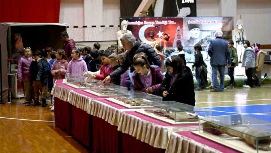 Kuşadası'nda 'Çanakkale'den Anadolu'ya' isimli gezici müzeye yoğun ilgi