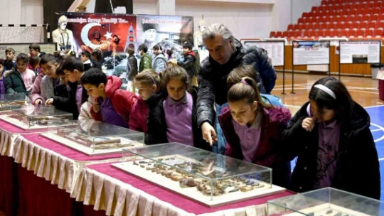 Kuşadası'nda 'Çanakkale'den Anadolu'ya' isimli gezici müzeye yoğun ilgi