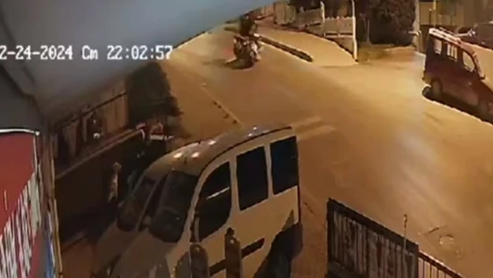 Kuşadası'nda 2 motosiklet kafa kafaya çarpıştı... O anlar kamerada
