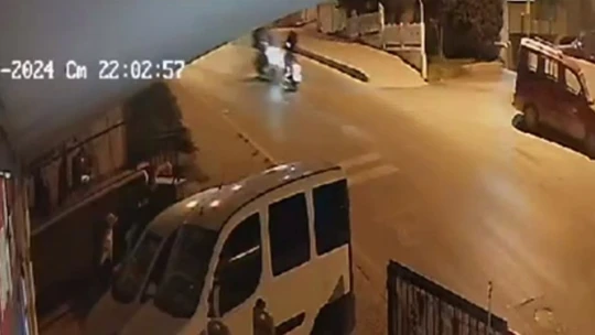 Kuşadası'nda 2 motosiklet kafa kafaya çarpıştı... O anlar kamerada