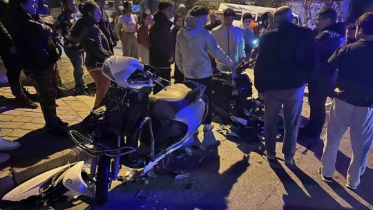 Kuşadası'nda 2 motosiklet kafa kafaya çarpıştı... O anlar kamerada