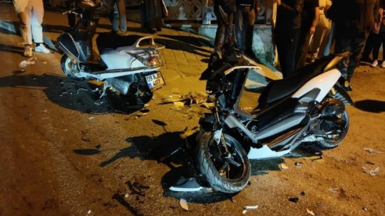 Kuşadası'nda 2 motosiklet kafa kafaya çarpıştı... O anlar kamerada