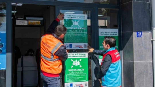 Kuşadası'nda afet toplanma alanlarıyla ilgili afişli bilgilendirme