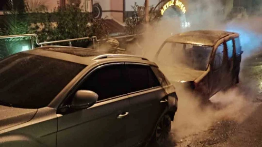 Kuşadası'nda araçların kundaklandığı iddiası