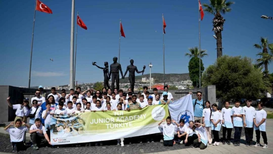 Kuşadası'nda çevre dostu öğrenciler kıyı temizliği yaptı