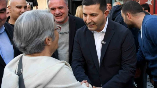 Kuşadası'nda CHP'ye katılan İYİ Partililere rozetleri takıldı