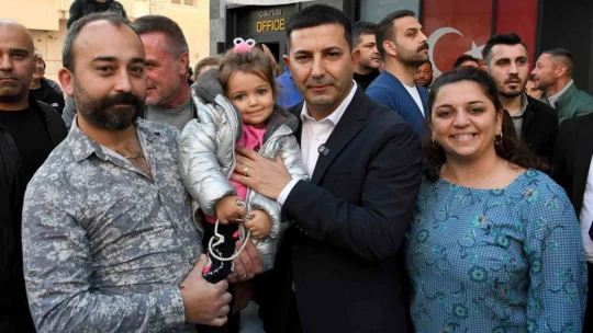 Kuşadası'nda CHP'ye katılan İYİ Partililere rozetleri takıldı