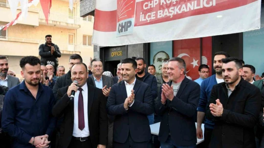 Kuşadası'nda CHP'ye katılan İYİ Partililere rozetleri takıldı