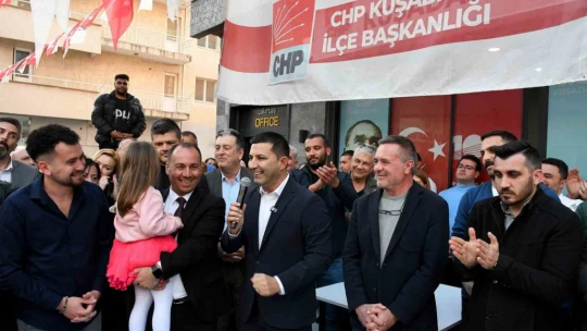 Kuşadası'nda CHP'ye katılan İYİ Partililere rozetleri takıldı