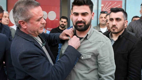 Kuşadası'nda CHP'ye katılan İYİ Partililere rozetleri takıldı