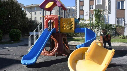 Kuşadası'nda çocuk parkındaki oyun grubuna zarar verildi