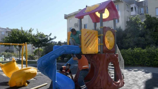 Kuşadası'nda çocuk parkındaki oyun grubuna zarar verildi