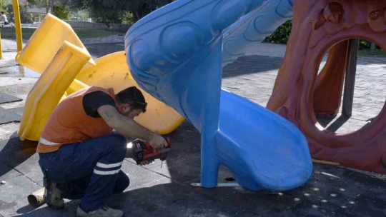 Kuşadası'nda çocuk parkındaki oyun grubuna zarar verildi