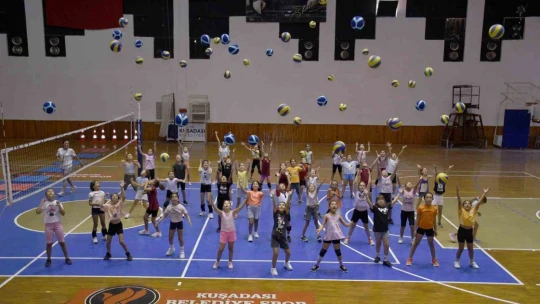 Kuşadası'nda çocuklar yaz spor okuluyla tatili keyifli geçiriyor