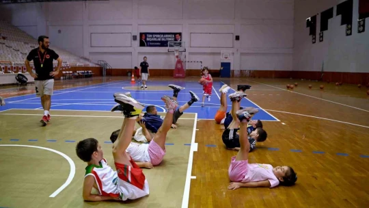 Kuşadası'nda çocuklar yaz spor okuluyla tatili keyifli geçiriyor