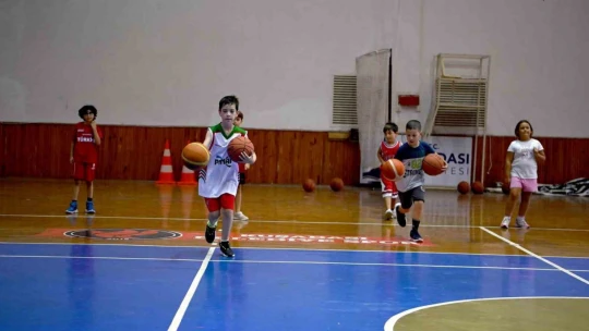 Kuşadası'nda çocuklar yaz spor okuluyla tatili keyifli geçiriyor