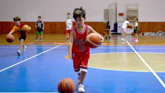 Kuşadası'nda çocuklar yaz spor okuluyla tatili keyifli geçiriyor
