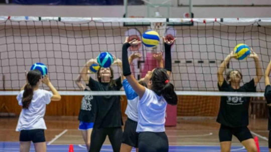 Kuşadası'nda çocuklar yaz spor okuluyla tatili keyifli geçiriyor