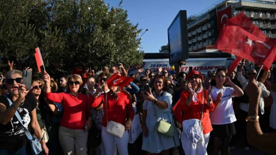 Kuşadası'nda Cumhuriyet'in kuruluşunun 101'inci yılına özel vals