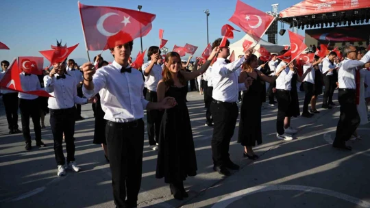Kuşadası'nda Cumhuriyet'in kuruluşunun 101'inci yılına özel vals