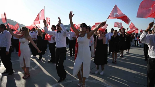 Kuşadası'nda Cumhuriyet'in kuruluşunun 101'inci yılına özel vals