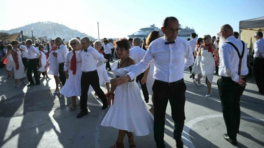 Kuşadası'nda Cumhuriyet'in kuruluşunun 101'inci yılına özel vals