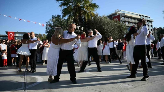 Kuşadası'nda Cumhuriyet'in kuruluşunun 101'inci yılına özel vals