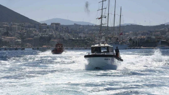 Kuşadası'nda deniz şehitleri anısına Körfez'e çelenk bıraktı