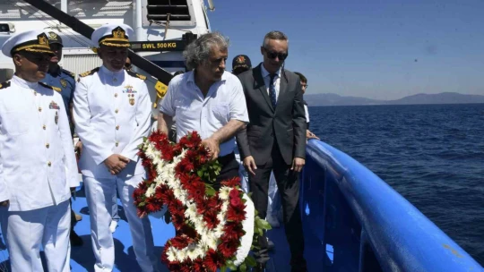 Kuşadası'nda deniz şehitleri anısına Körfez'e çelenk bıraktı