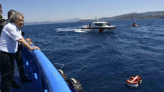 Kuşadası'nda deniz şehitleri anısına Körfez'e çelenk bıraktı