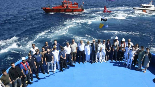 Kuşadası'nda deniz şehitleri anısına Körfez'e çelenk bıraktı