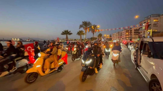 Kuşadası'nda dev Türk bayrağıyla 'Cumhuriyet' için yürüdüler