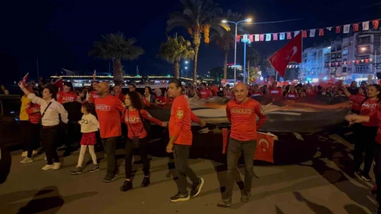 Kuşadası'nda dev Türk bayrağıyla 'Cumhuriyet' için yürüdüler