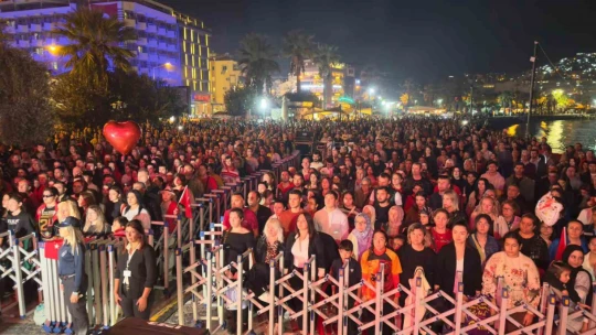 Kuşadası'nda dev Türk bayrağıyla 'Cumhuriyet' için yürüdüler