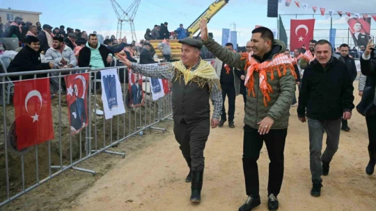 Kuşadası'nda deve güreşi festivali renkli görüntülere sahne oldu