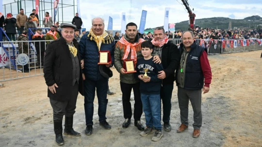 Kuşadası'nda deve güreşi festivali renkli görüntülere sahne oldu