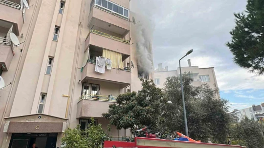 Kuşadası'nda elektrikli battaniye evi yaktı