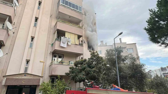 Kuşadası'nda elektrikli battaniye evi yaktı